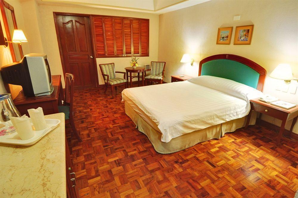 Sunrise Holiday Mansion Tagaytay City Exterior foto